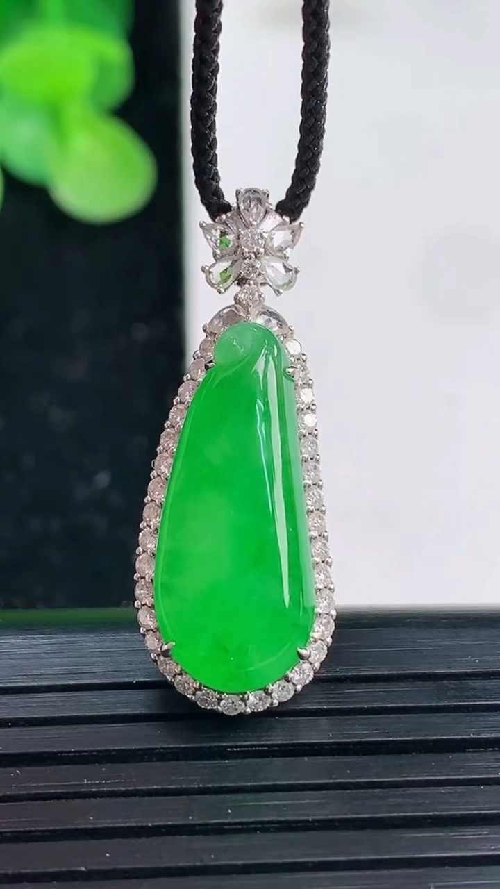 天然A货翡翠福瓜吊坠尺寸30.9-11.6-8.5裸石20.9-8.8重量:4.53g
4月3日