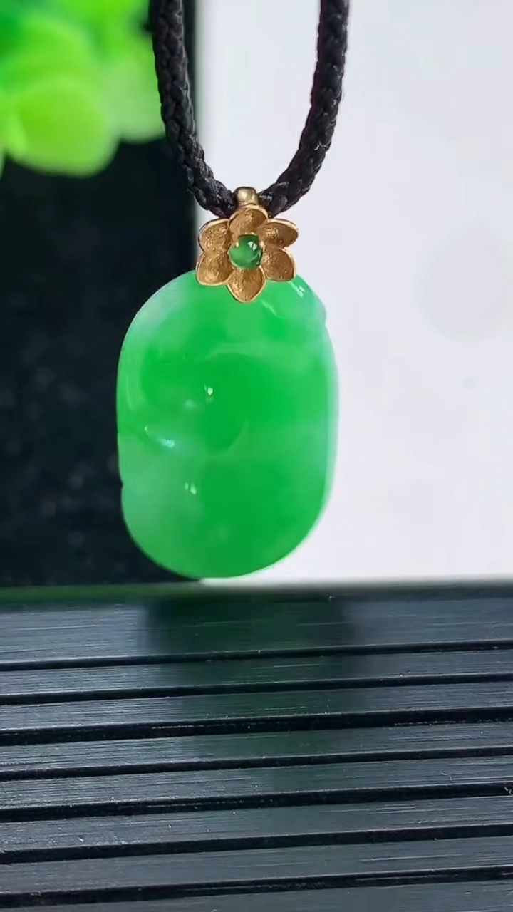 天然A货翡翠如意吊坠尺寸22.9-12.6-5重量:2.92g
4月3日