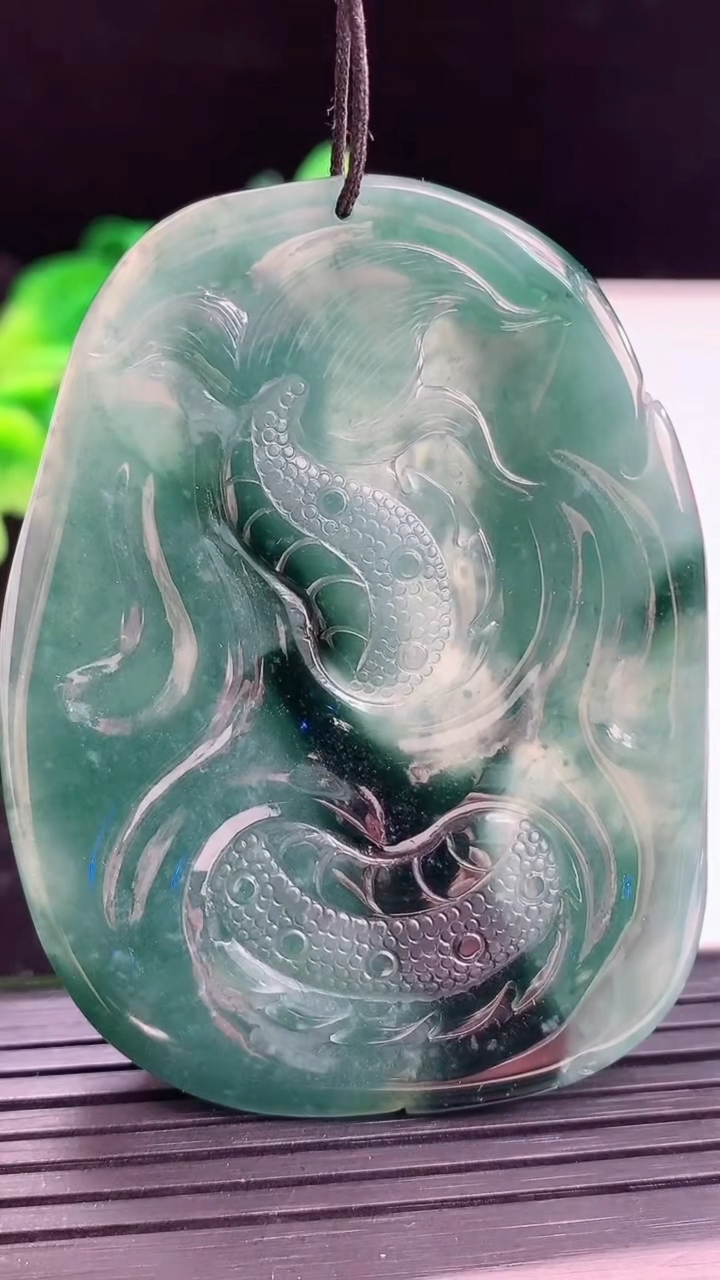 天然A货翡翠蓝水祥龙观音菩萨吊坠尺寸63.6-47.5-7.3重量:40.00g
4月3日