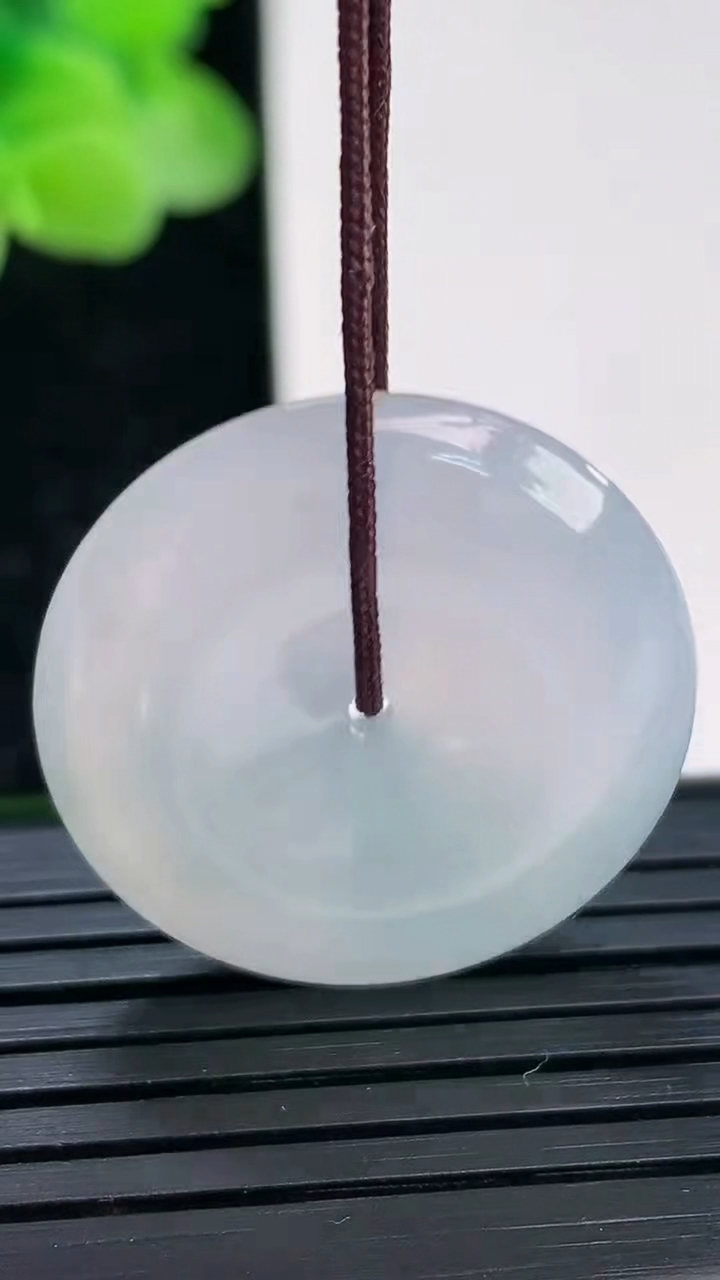 天然A货翡翠冰种飘花平安扣吊坠尺寸26.1-5.9重量:8.34g
4月3日