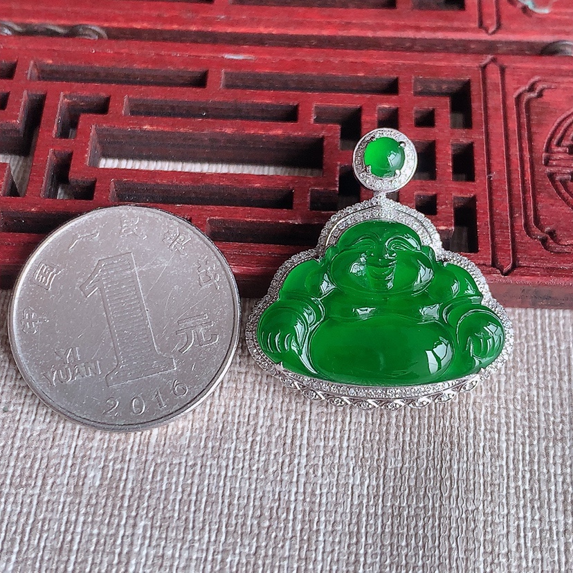 天然A货翡翠18K金伴钻镶嵌满绿佛公吊坠 
尺寸38.4-28.6-7.7裸石17.3-26mm 重量6.00g 0331