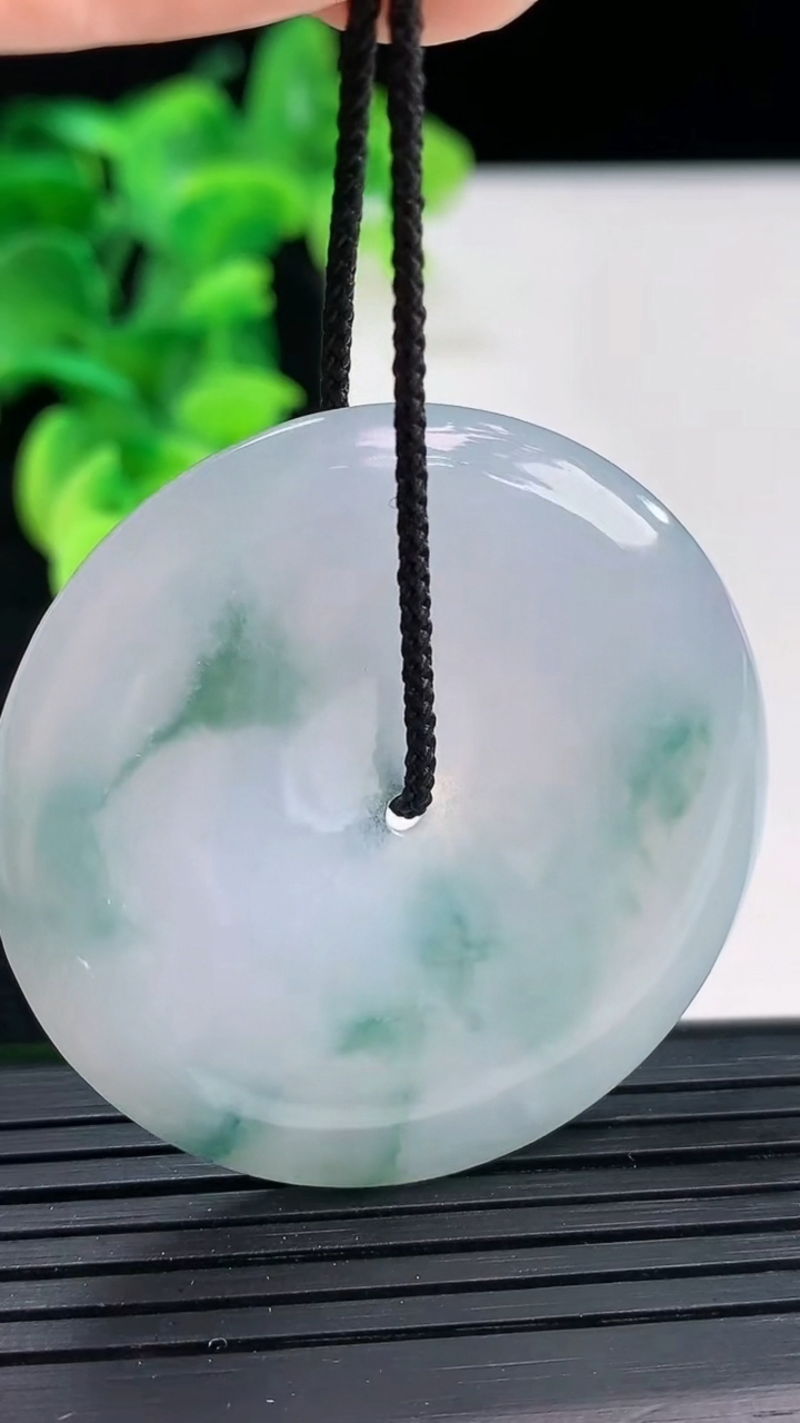 天然A货翡翠飘花平安扣吊坠尺寸42.8-5.8重量:22.99g
4月3日