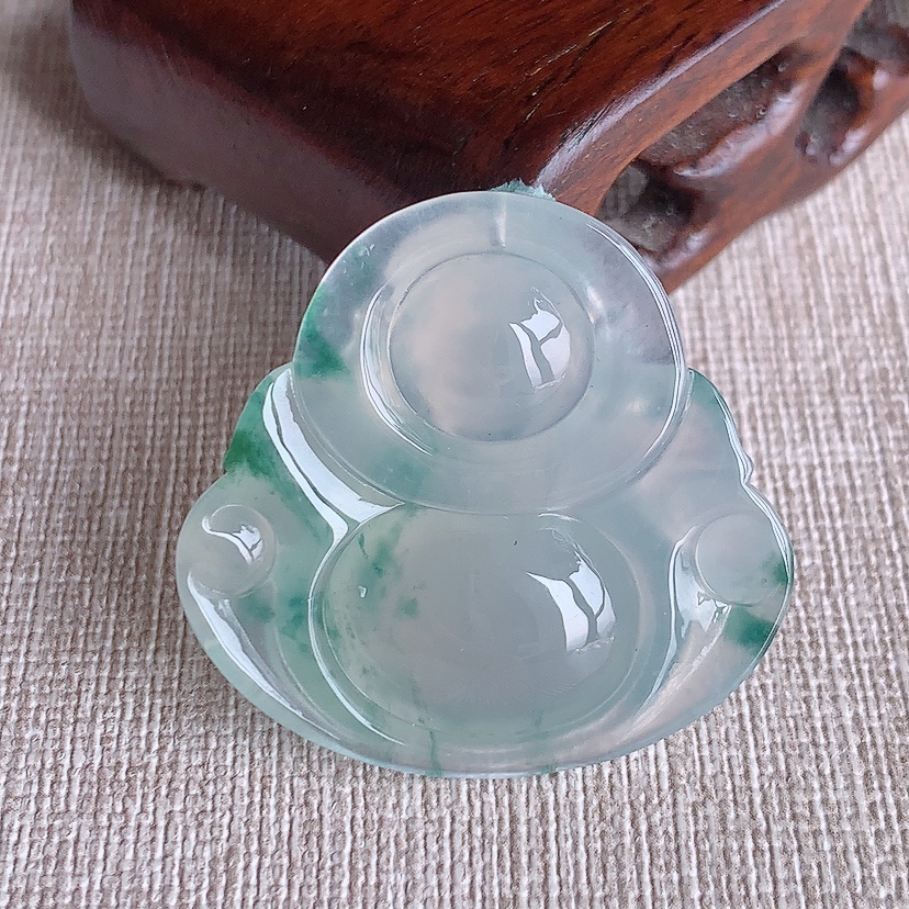 天然A货翡翠飘花佛公吊坠 
尺寸33.2-35-7.7mm 重量12.30g 0331