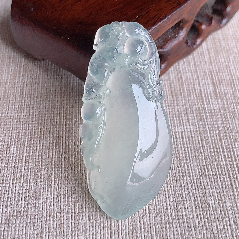 天然A货翡翠晴水福瓜吊坠 
尺寸47.3-21.8-7.3mm 重量12.00g 0331