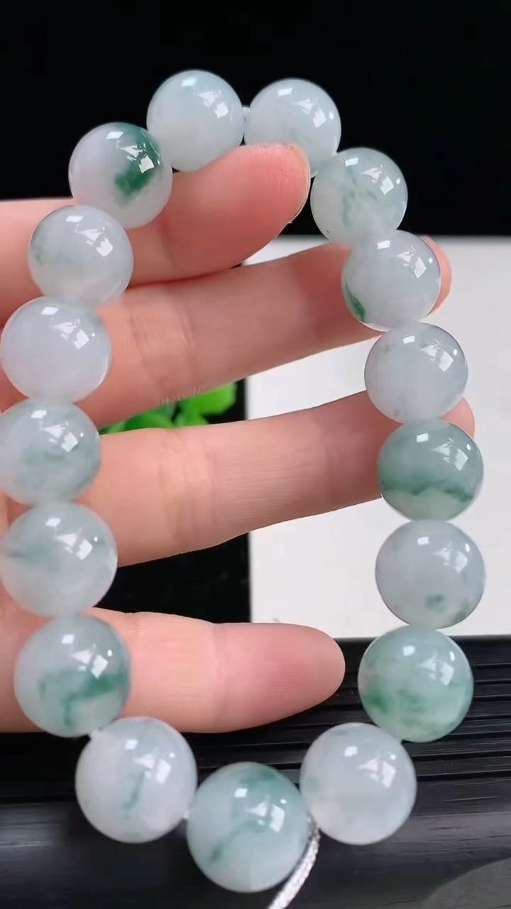 天然A货翡翠飘花圆珠手串尺寸11.8-17颗重量:49.53g4月3日
工厂直销收藏佳品,种好水足，色泽均匀，有种有色，上手高大气！