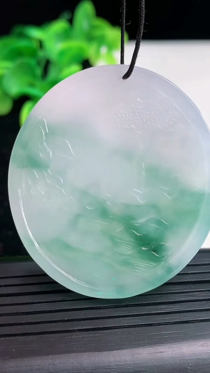 天然A货翡翠种飘花山水观音菩萨吊坠尺寸50.5-45.8-6重量:32.67g
4月3日