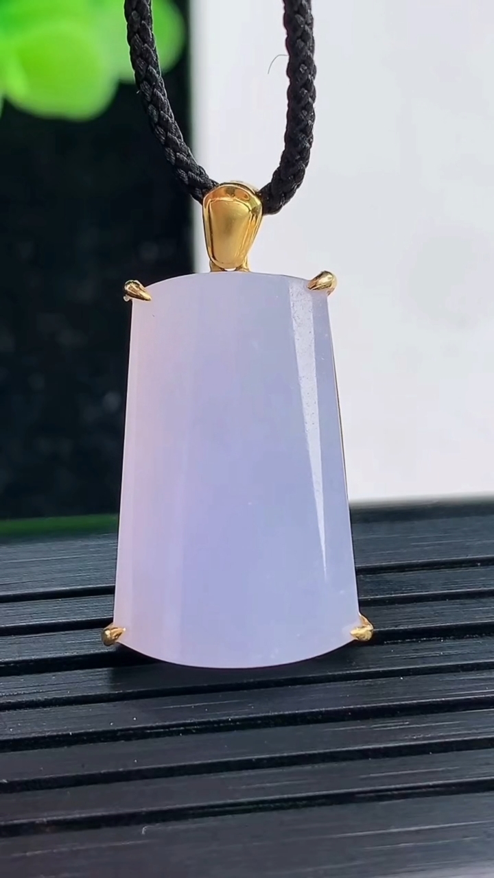 天然A货翡翠18K金紫罗兰无事牌吊坠尺寸21.5-13.3-5.7重量:4.11g
4月3日