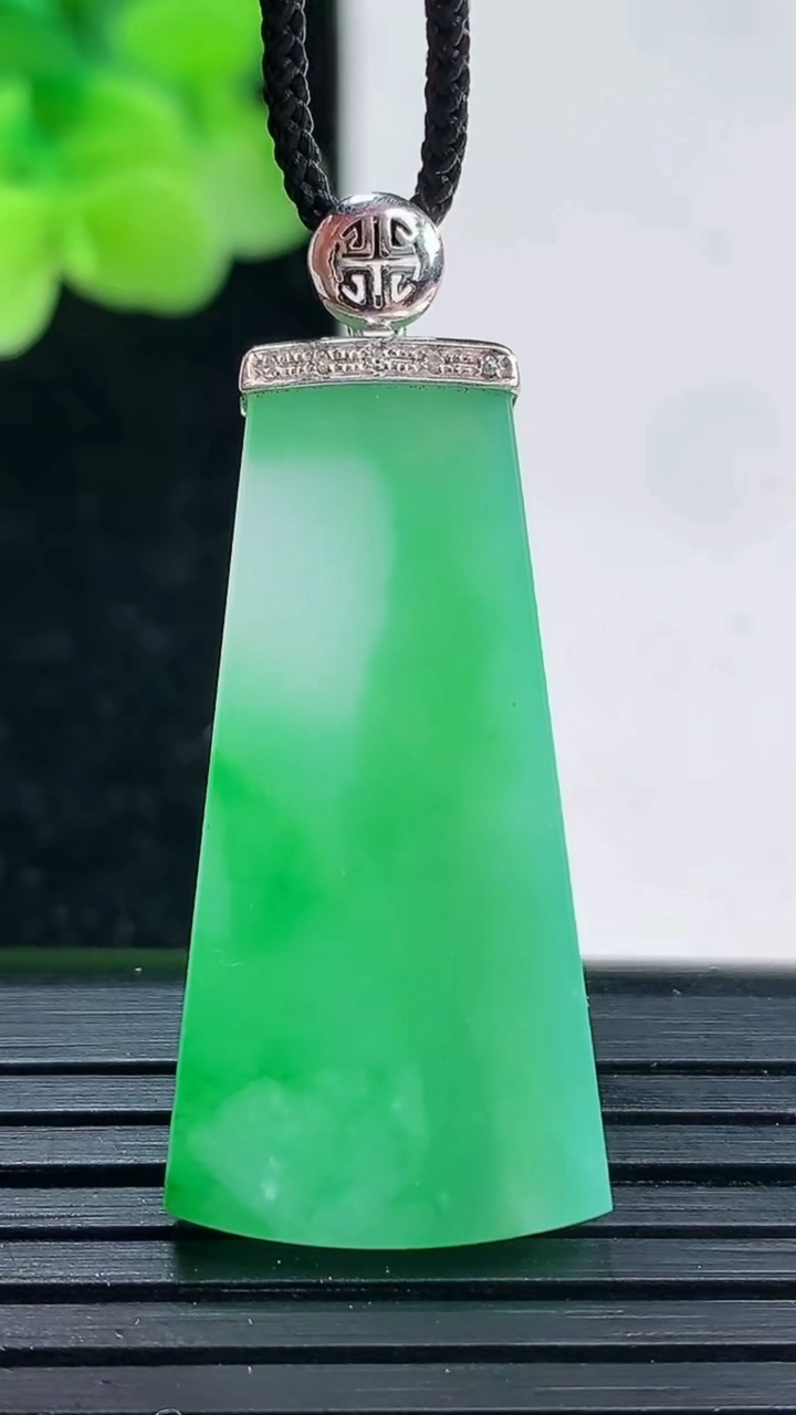 天然A货翡翠无事牌吊坠尺寸32-15.9-3.3重量:5.00g
4月3日