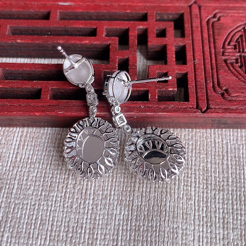 天然A货翡翠18K金伴钻镶嵌满绿蛋面耳坠 
尺寸9.5-7.7-6.6mm 重量3.83g 0331