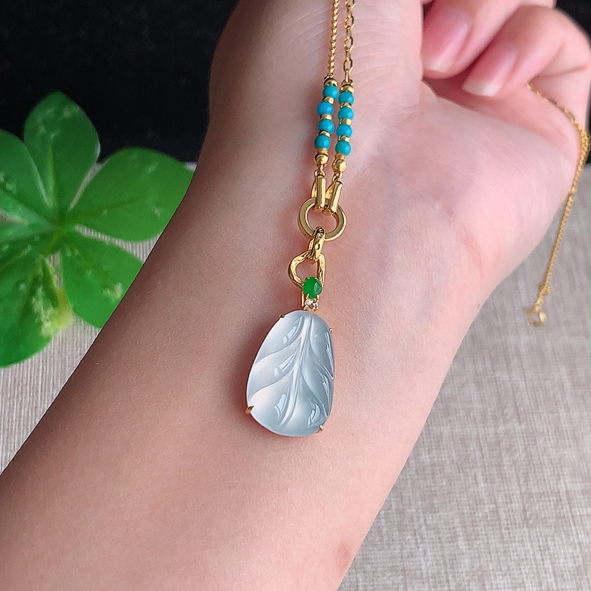 天然A货翡翠18K金镶嵌白冰白月光叶子金枝玉叶吊坠 
尺寸23-17.4-12-4.8mm 重量5.