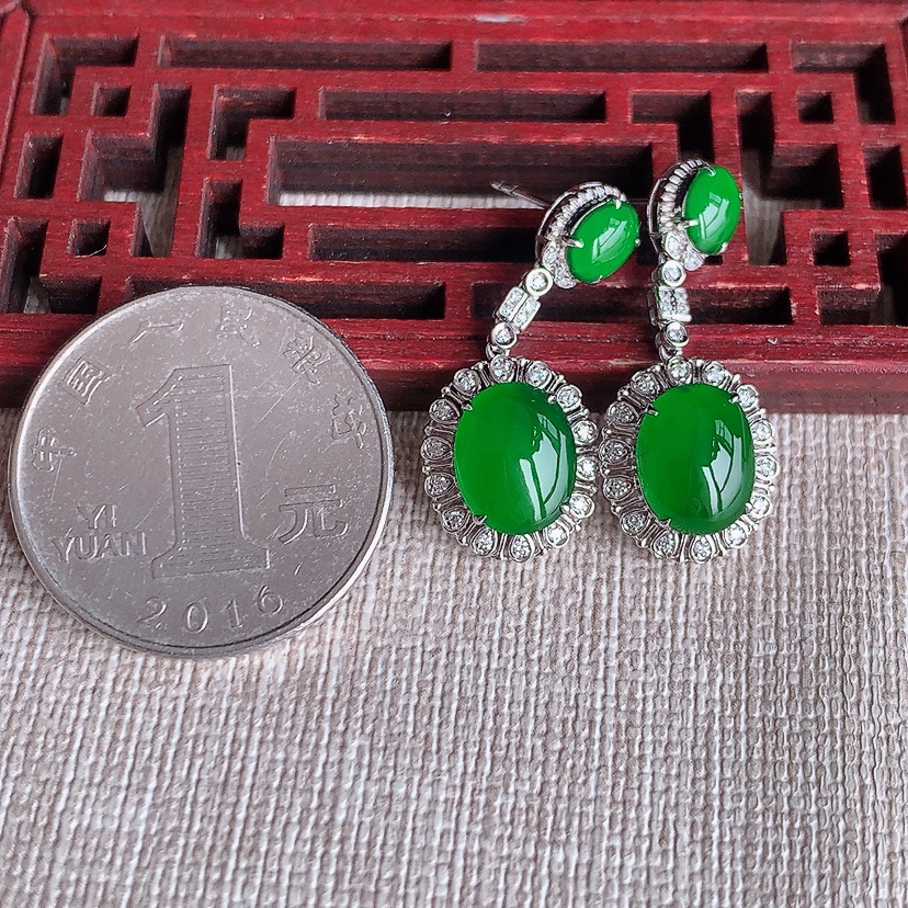天然A货翡翠18K金伴钻镶嵌满绿蛋面耳坠 
尺寸9.5-7.7-6.6mm 重量3.83g 0331