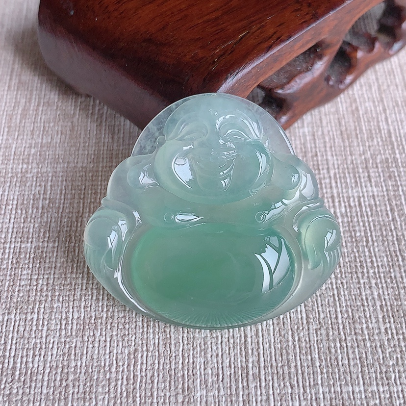 天然A货翡翠晴水大件佛公吊坠 
尺寸34.6-37.5-6mm 重量12.20g 0331