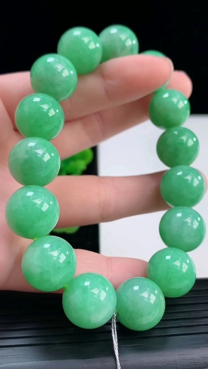 天然A货翡翠圆珠手串尺寸14-15颗重量:69.87g4月3日
工厂直销收藏佳品,种好水足，色泽均匀