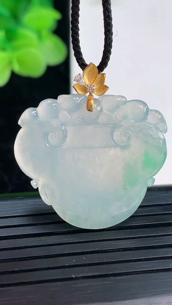 天然A货翡翠如意头吊坠尺寸26.1-29.1-3.5重量:6.21g
4月3日