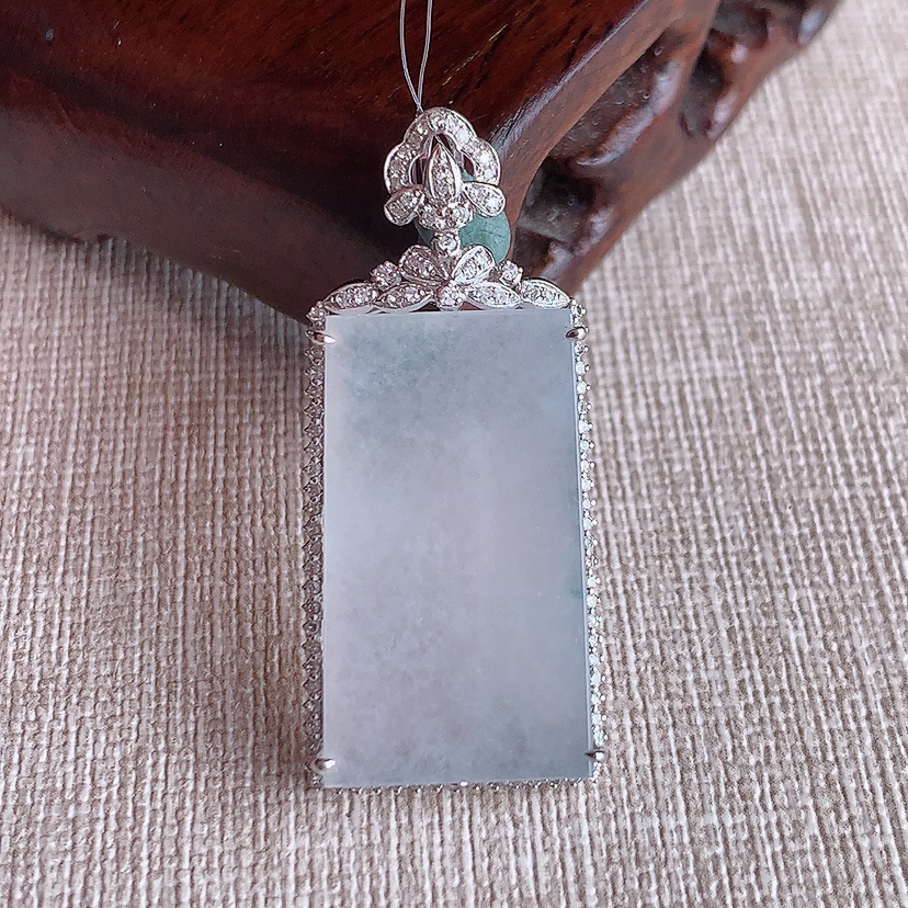 天然A货翡翠18K金伴钻镶嵌白冰白月光无事牌吊坠 
尺寸40-17.6-7.5裸石26.3-14.8