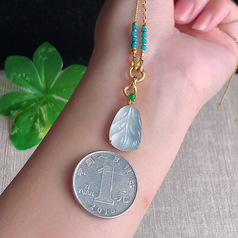 天然A货翡翠18K金镶嵌白冰白月光叶子金枝玉叶吊坠 
尺寸23-17.4-12-4.8mm 重量5.50g 0331