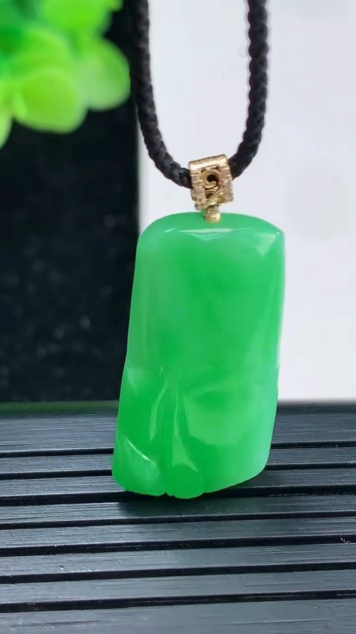 天然A货翡翠节节高升 竹节吊坠尺寸24.3-13.1-5.3重量:4.50g
4月3日