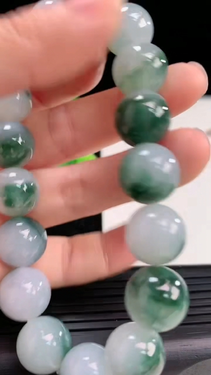 天然A货翡翠飘花圆珠手串尺寸12.3-17颗重量:58.72g4月3日
工厂直销收藏佳品,种好水足，色泽均匀，有种有色，上手高大气！