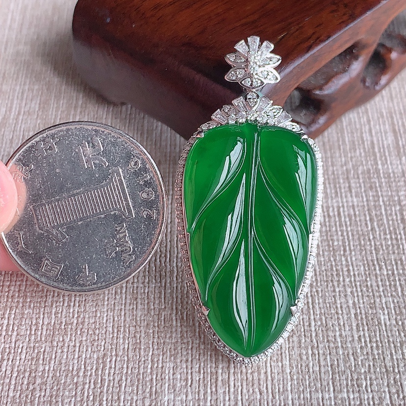 天然A货翡翠18K金伴钻镶嵌满绿叶子金枝玉叶吊坠 
尺寸46.3-21-9裸石32-18.5mm 重量9.26g 0331