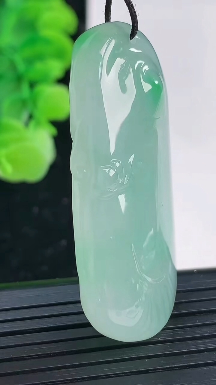 天然A货翡翠观音菩萨吊坠尺寸48.8-21.2-12.3重量:24.32g
4月3日