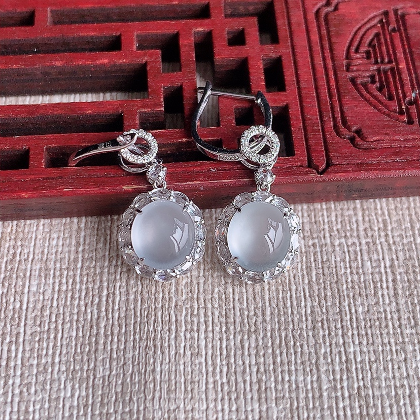 天然A货翡翠18K金伴钻镶嵌白冰白月光蛋面耳坠 
尺寸8-7-6mm 重量2.74g 0331