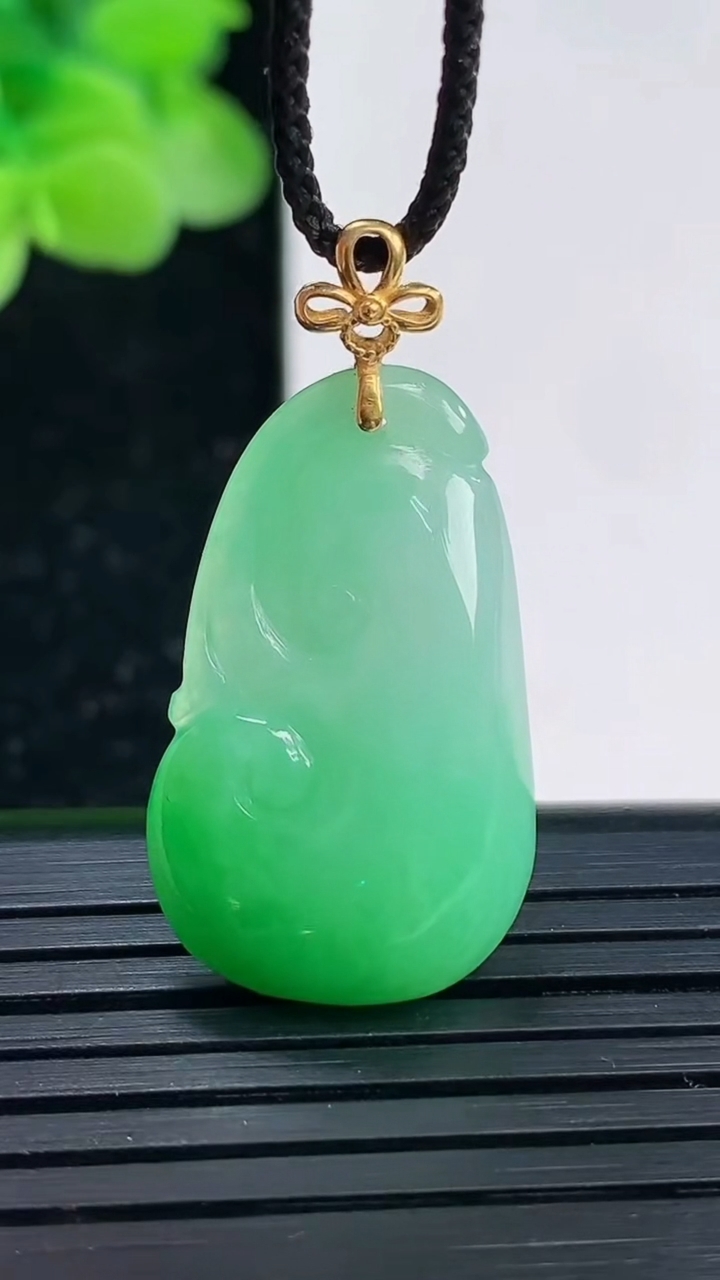 天然A货翡翠如意吊坠尺寸27.1-16.5-5.2重量:4.32g
4月3日