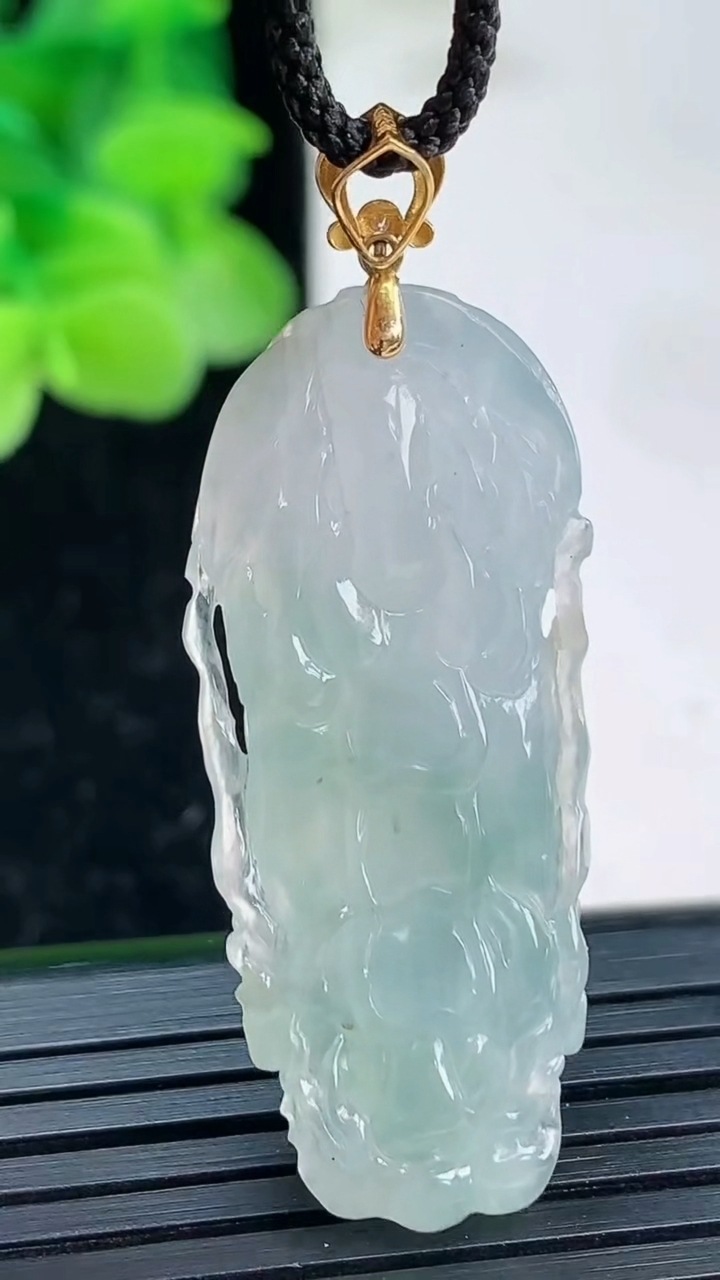 天然A货翡翠龙牌吊坠尺寸37.4.-15.5-8.3重量:8.11g
4月3日