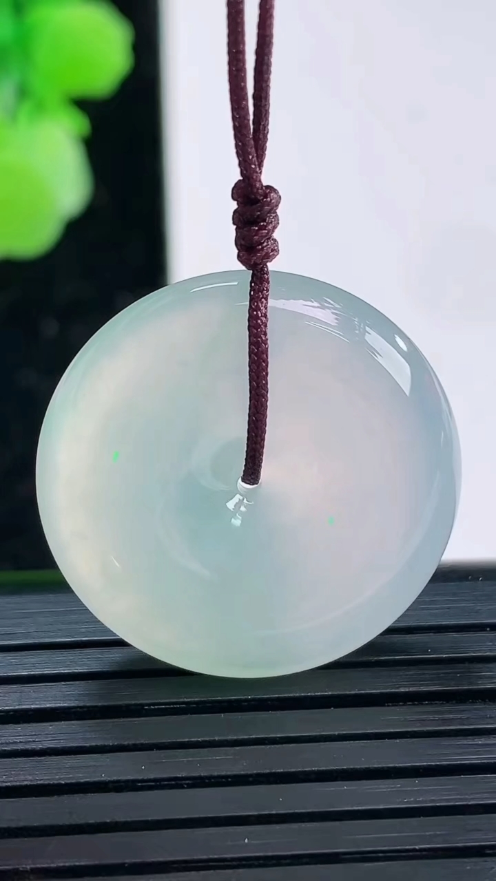 天然A货翡翠平安扣吊坠尺寸23.7-5.7重量:7.19g
4月3日