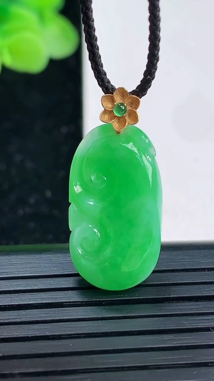 天然A货翡翠如意吊坠尺寸22.9-12.6-5重量:2.92g
4月3日