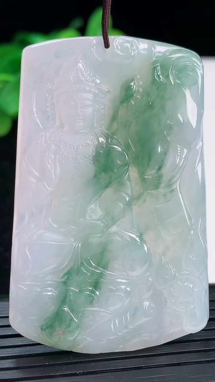 天然A货翡翠飘花普贤菩萨吊坠尺寸60.5-39-5.3重量:31.53g
4月3日