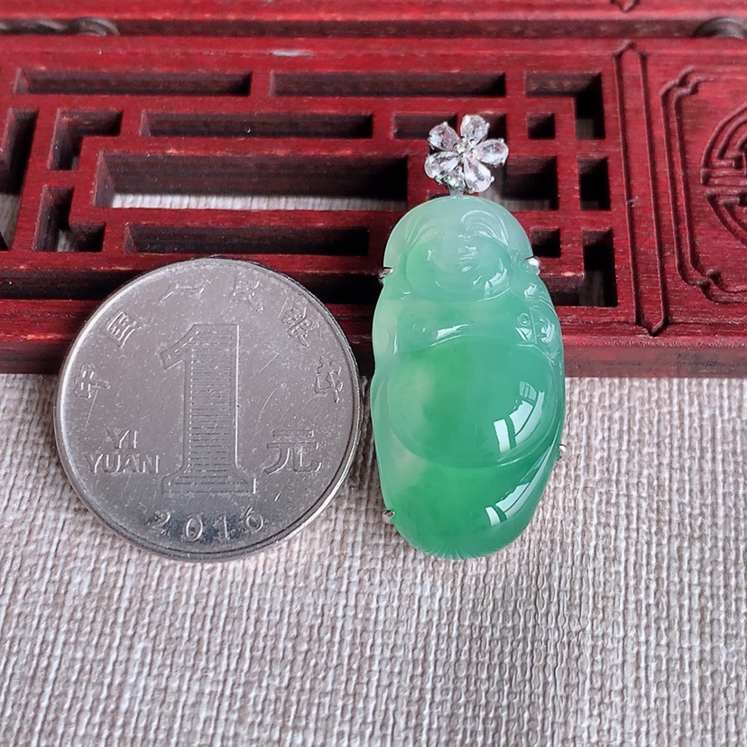 天然A货翡翠18K金伴钻镶嵌满绿逍遥佛吊坠 
尺寸36-28.5-15.5-8.5mm 重量7.58g 0331