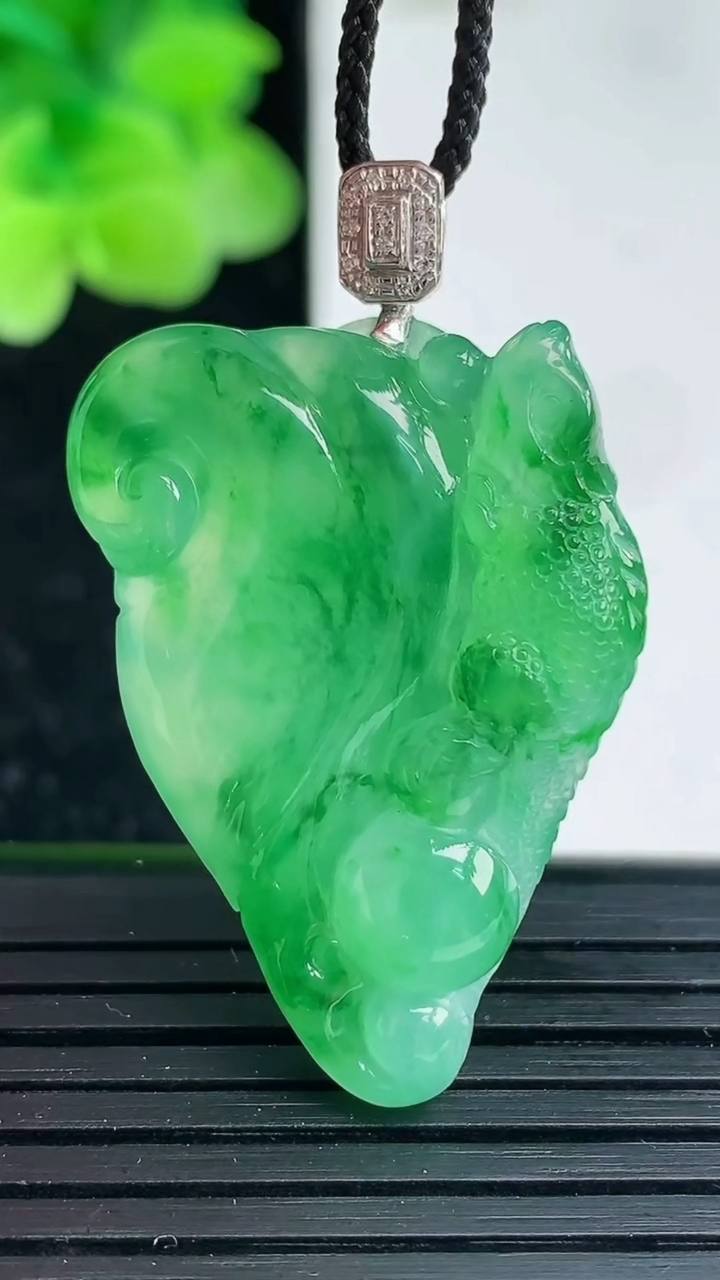 天然A货翡翠今非昔比 蜥蜴吊坠尺寸33.5-22.2-7.7重量:10.73g
4月3日