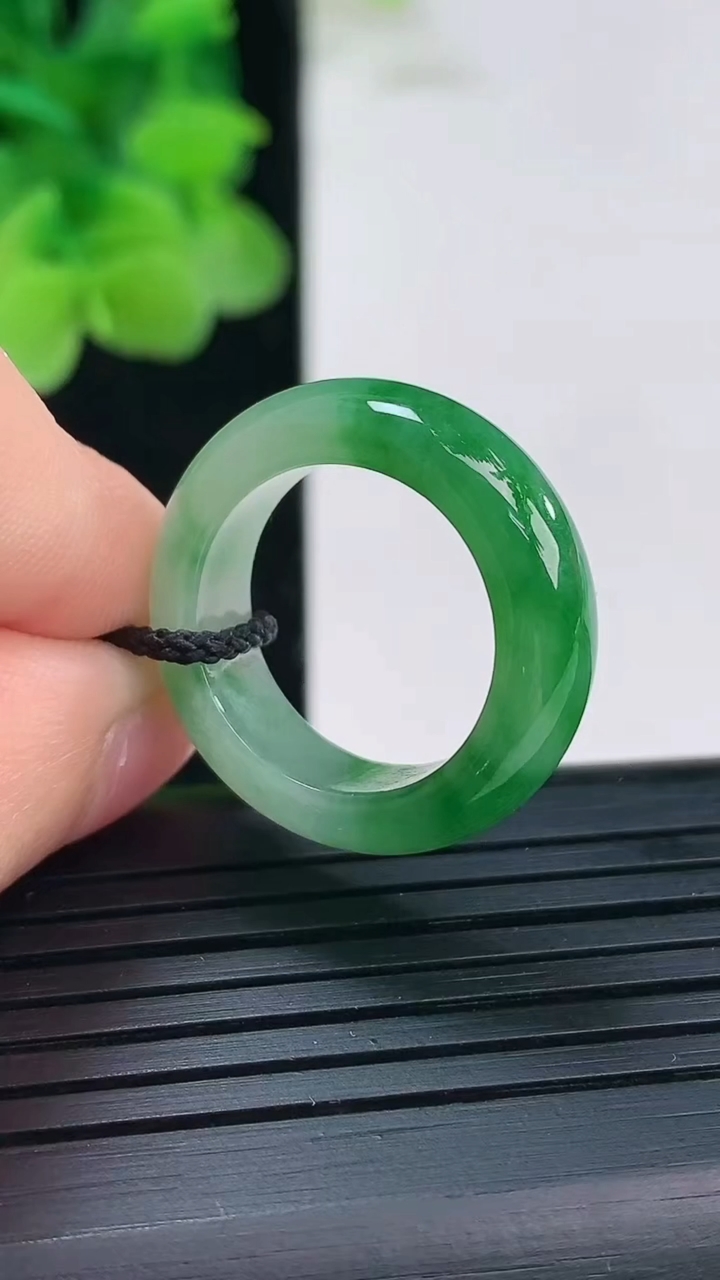 天然A货翡翠指环戒指尺寸16.5-6.3-3.6重量:4.18g2026年4月3日
工厂直销收藏佳品