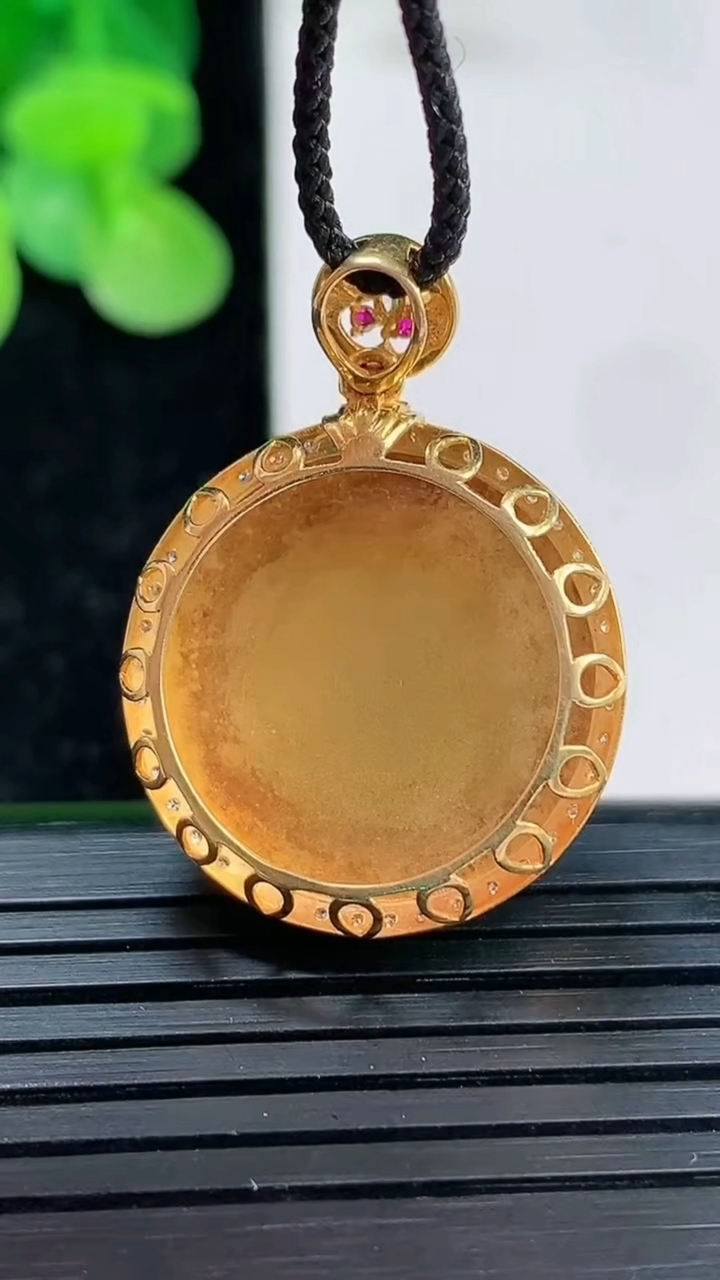 天然A货翡翠无事牌吊坠尺寸29.2-22-6.9裸石19.9重量:4.96g
4月3日