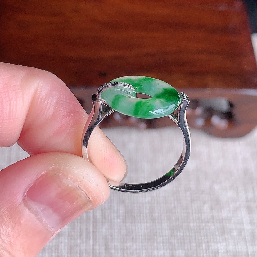 天然A货翡翠18K金伴钻镶嵌飘绿平安环戒指 圈口17.3裸石
尺寸12.5mm 重量3.00g 03