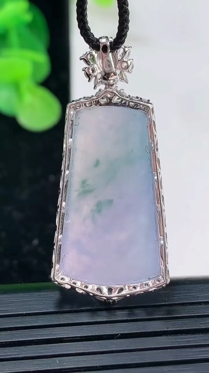 天然A货翡翠18K金紫罗兰飘花无事牌吊坠尺寸38.2-16.8-8.3裸石26.1-15.2重量:7.58g
4月3日