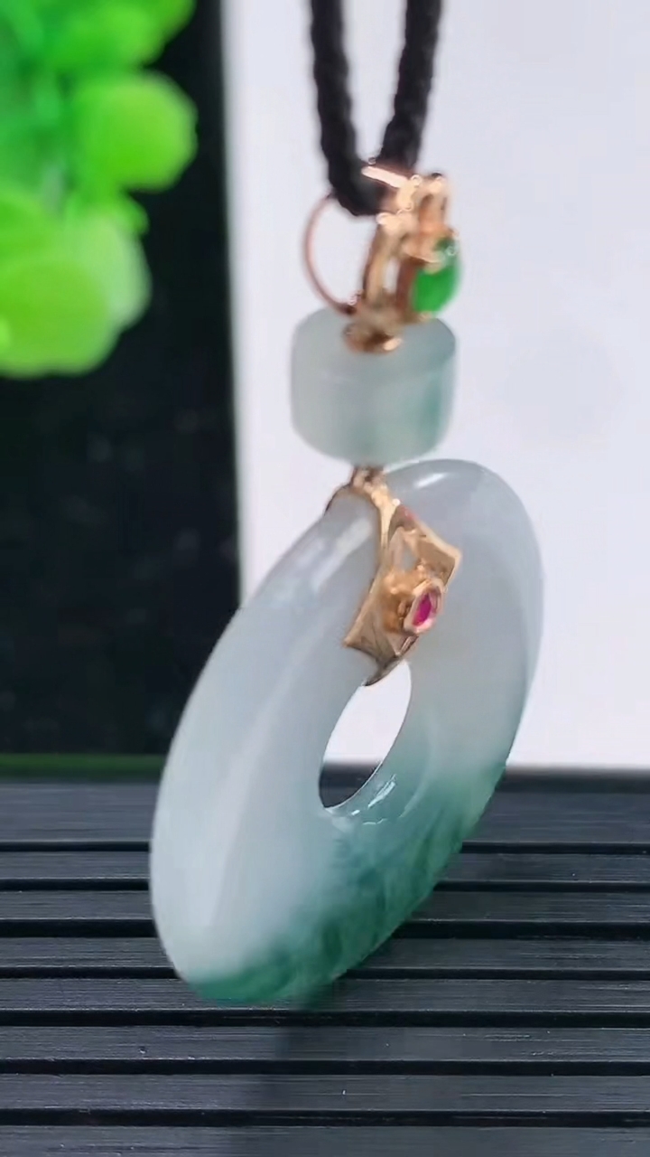 天然A货翡翠18K金飘花平安环吊坠尺寸25.8-3.5重量:5.85g
4月3日