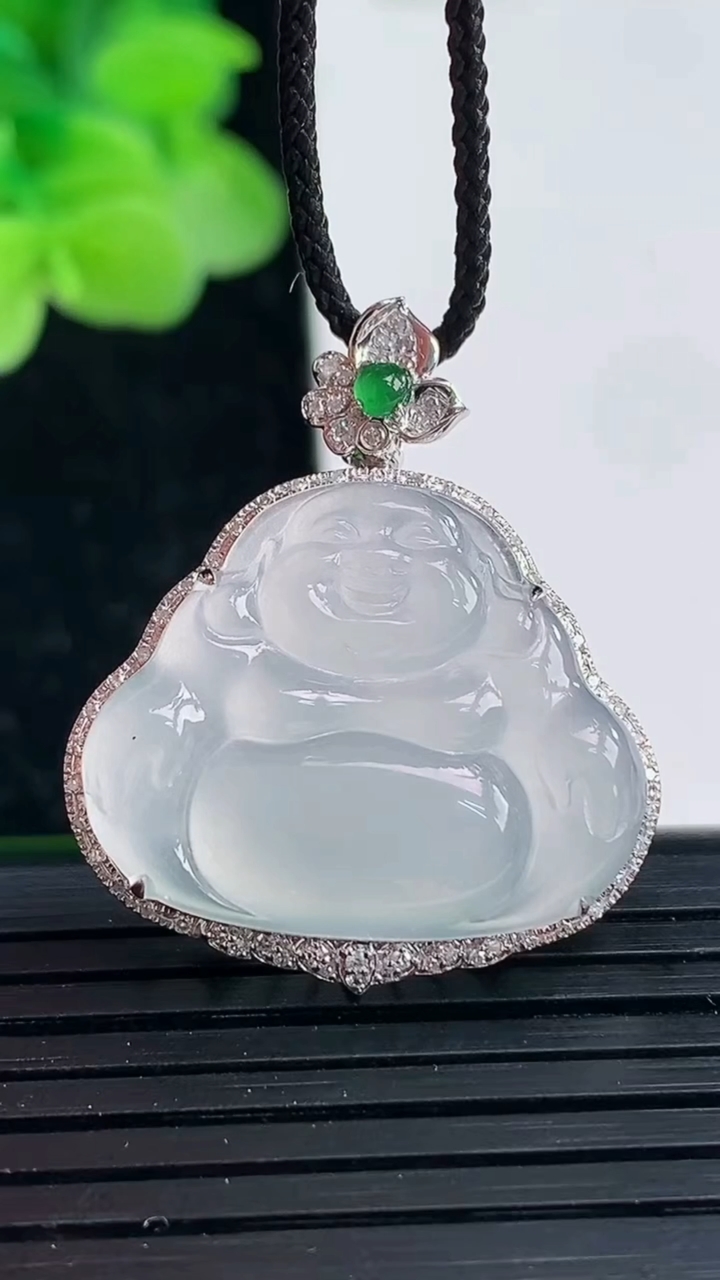 天然A货翡翠种白冰佛公吊坠尺寸29.8-25.5-8.6裸石19.3-23.4重量:4.21g
4月