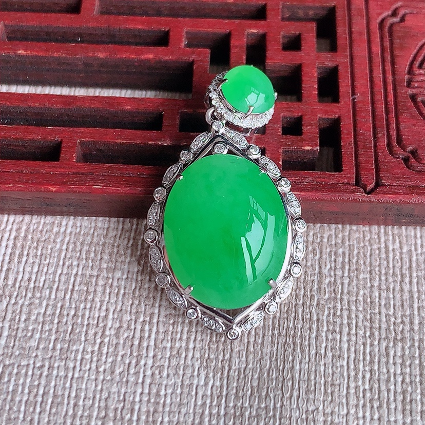 天然A货翡翠18K金伴钻镶嵌阳绿蛋面吊坠  
尺寸33.8-17.5-8裸石16.5-13mm 重量4.65g 0331