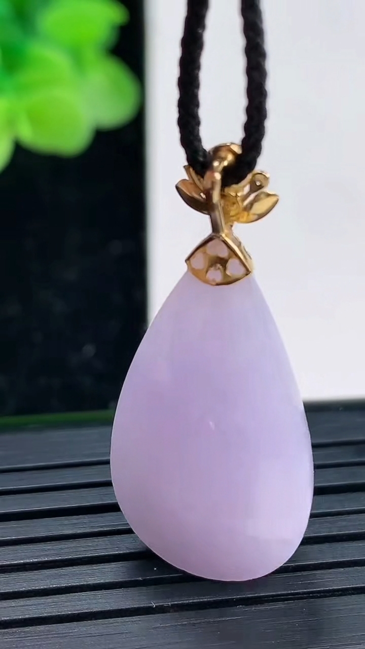 天然A货翡翠18K金紫罗兰水滴吊坠尺寸35.5-15.9-10.3重量:7.16g
4月3日
