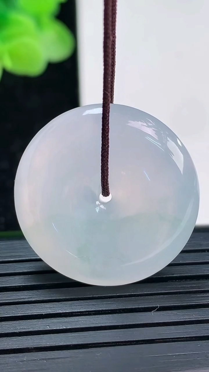 天然A货翡翠冰种飘花平安扣吊坠尺寸26.1-5.9重量:8.34g
4月3日