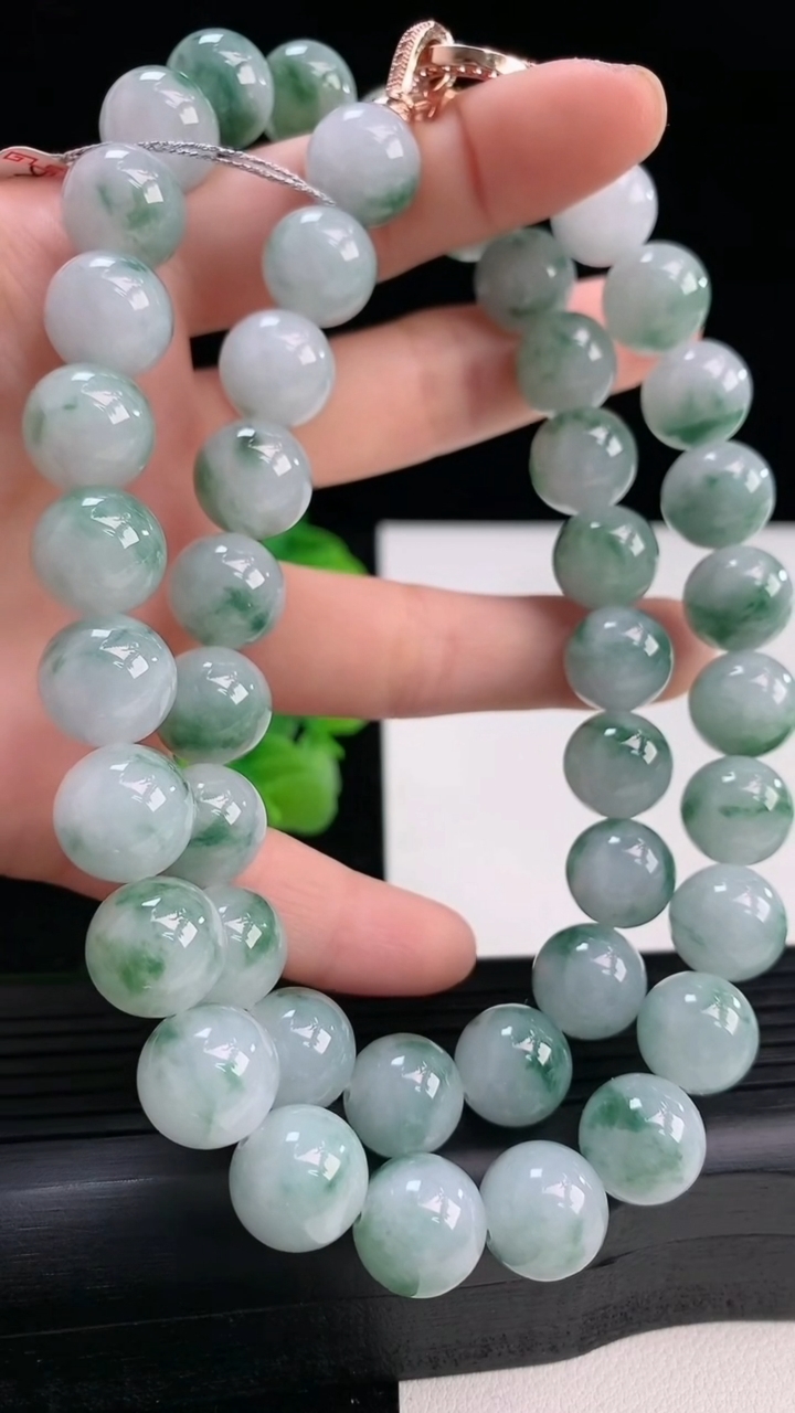 天然A货翡翠飘花圆珠项链尺寸11.3-45颗重量:125.74g4月3日
工厂直销收藏佳品,种好水足，色泽均匀，有种有色，上手高大气！