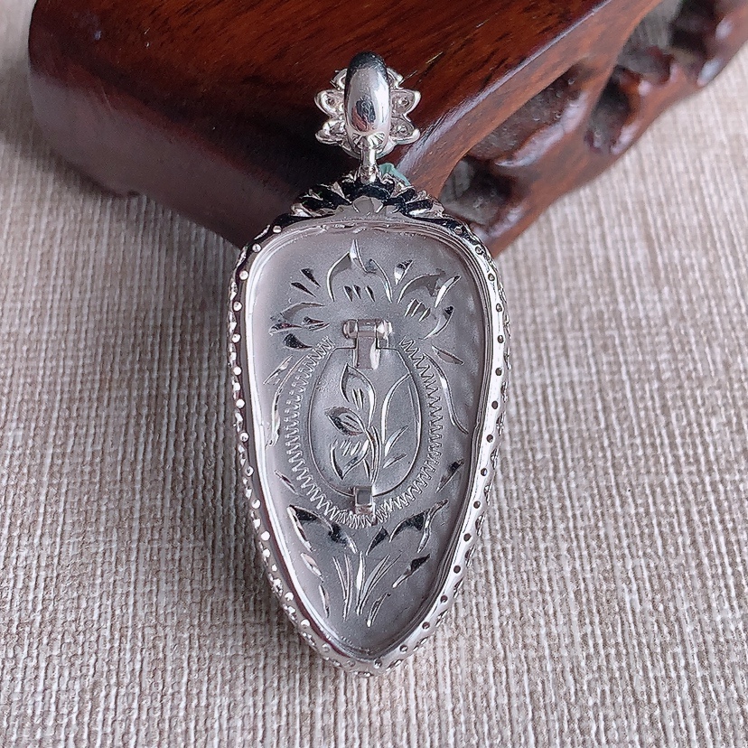 天然A货翡翠18K金伴钻镶嵌满绿叶子金枝玉叶吊坠 
尺寸46.3-21-9裸石32-18.5mm 重