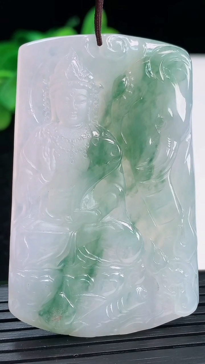 天然A货翡翠飘花普贤菩萨吊坠尺寸60.5-39-5.3重量:31.53g
4月3日