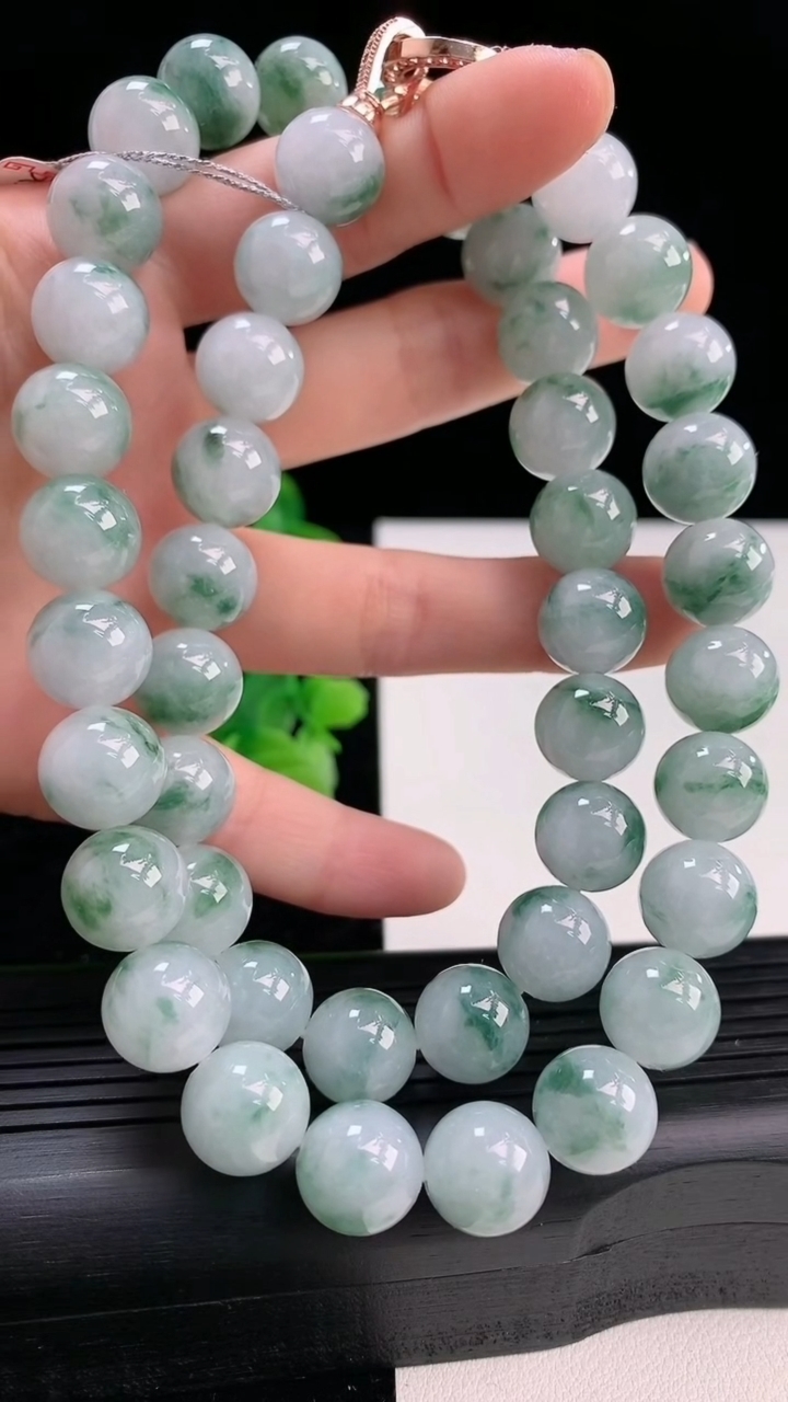 天然A货翡翠飘花圆珠项链尺寸11.3-45颗重量:125.74g4月3日
工厂直销收藏佳品,种好水足，色泽均匀，有种有色，上手高大气！