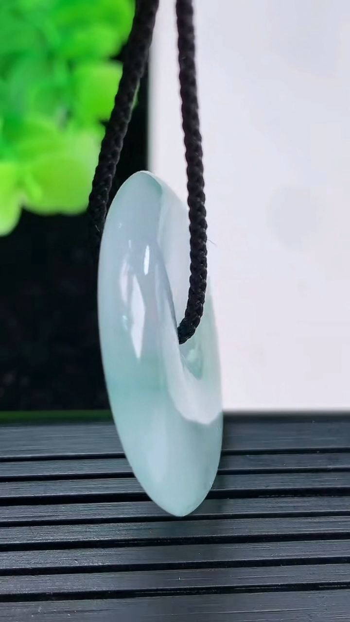 天然A货翡翠种飘花平安扣吊坠尺寸31.3-5.4重量:11.80g
4月3日