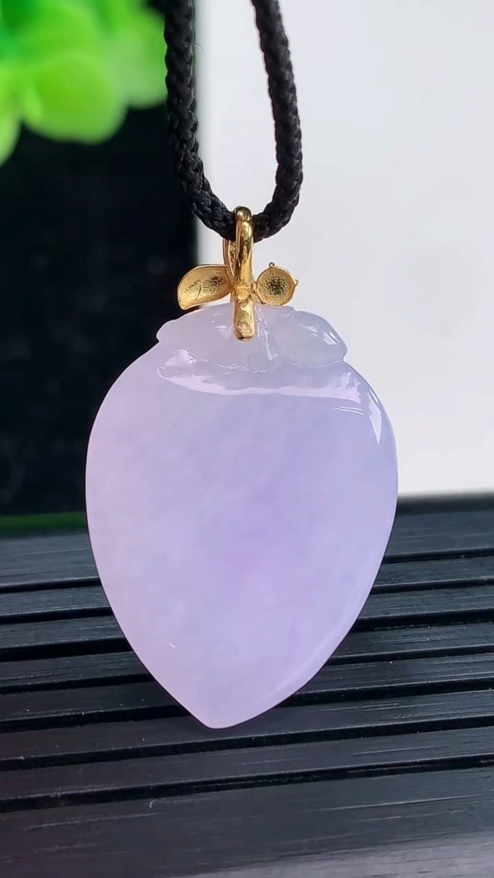 天然A货翡翠18K金紫罗兰寿桃吊坠尺寸24.3-17.6-8.8重量:6.46g
4月3日