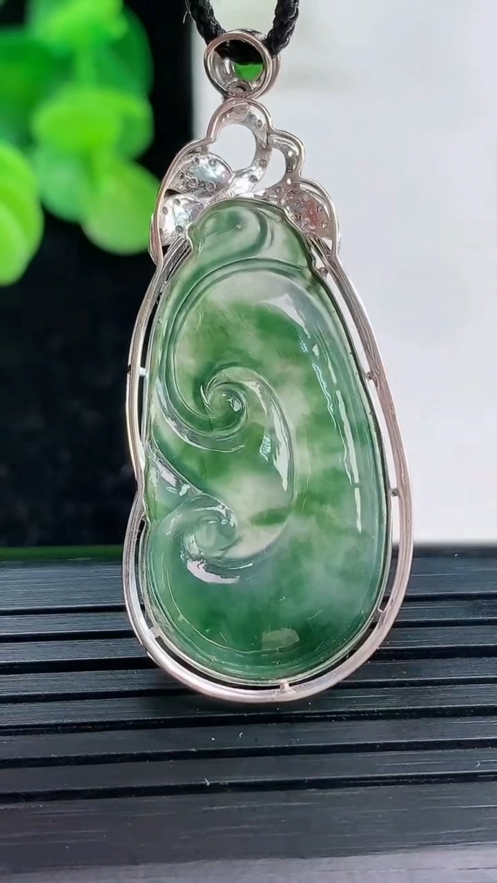 天然A货翡翠种飘花如意吊坠尺寸44.6-19.5-7.5裸石33.5-17.3重量:4.92g
4月3日