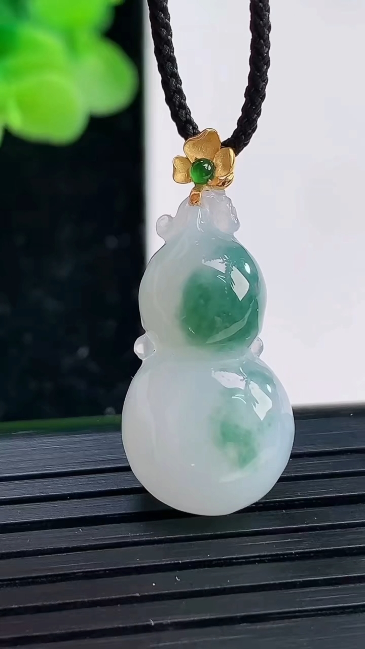 天然A货翡翠18K金飘花葫芦吊坠尺寸26.3-13.4-8.2重量:4.37g
4月3日