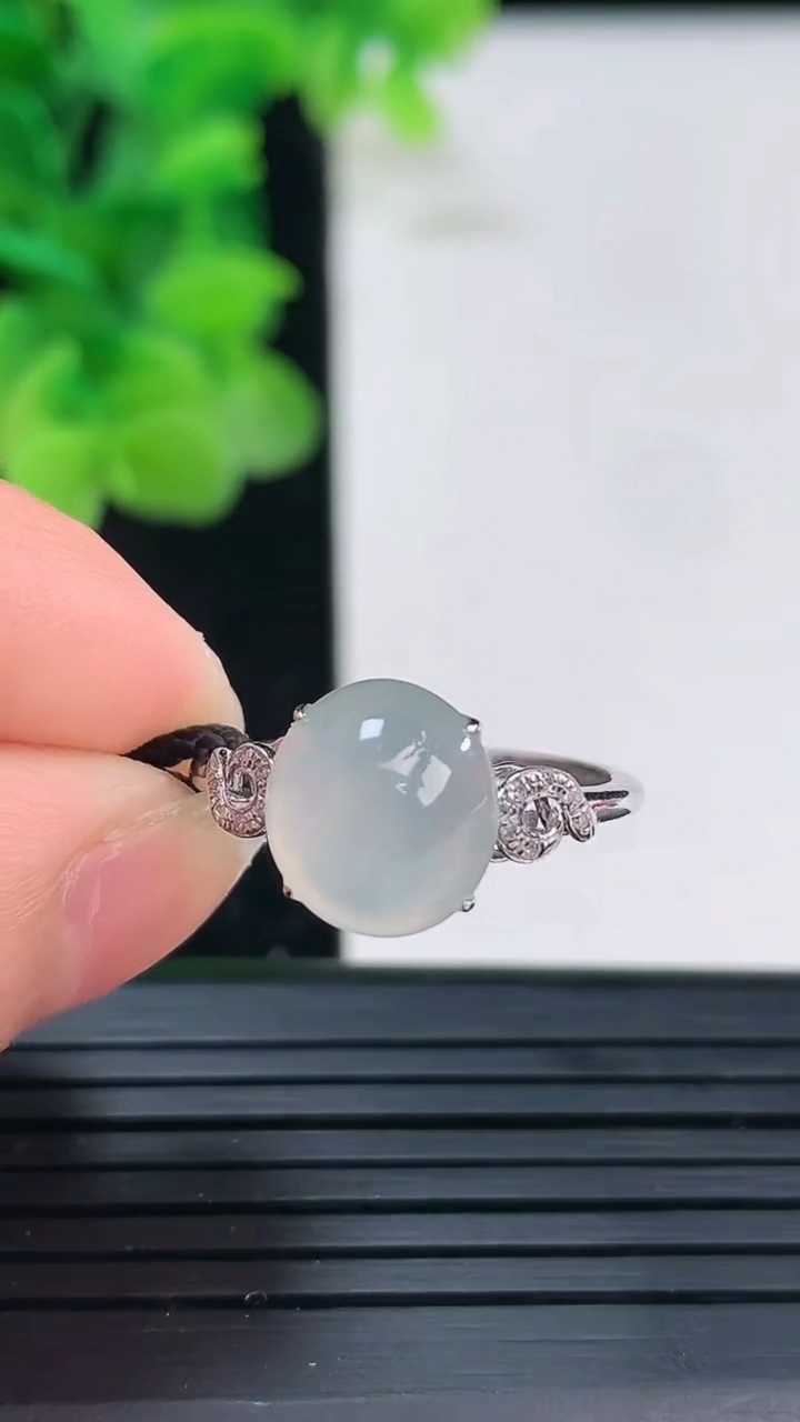 天然A货翡翠种白冰蛋面戒指尺寸17.1-9.9-9重量:2.00g2026年4月3日
工厂直销收藏佳品,种好水足，色泽均匀，有种有色，上手高大气！